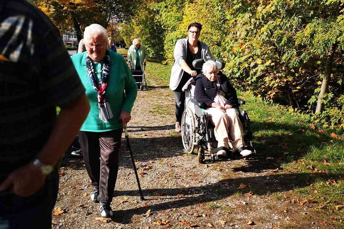 Herbstsonne lockt die Tagesgäste vor die Tür