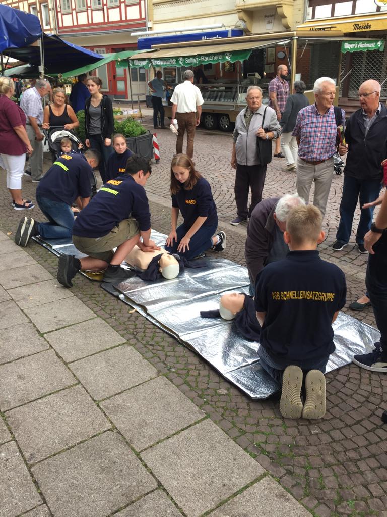 Schulsanitäter Sollingschule zeigen Herzdruckmassage in Uslar (1).JPG