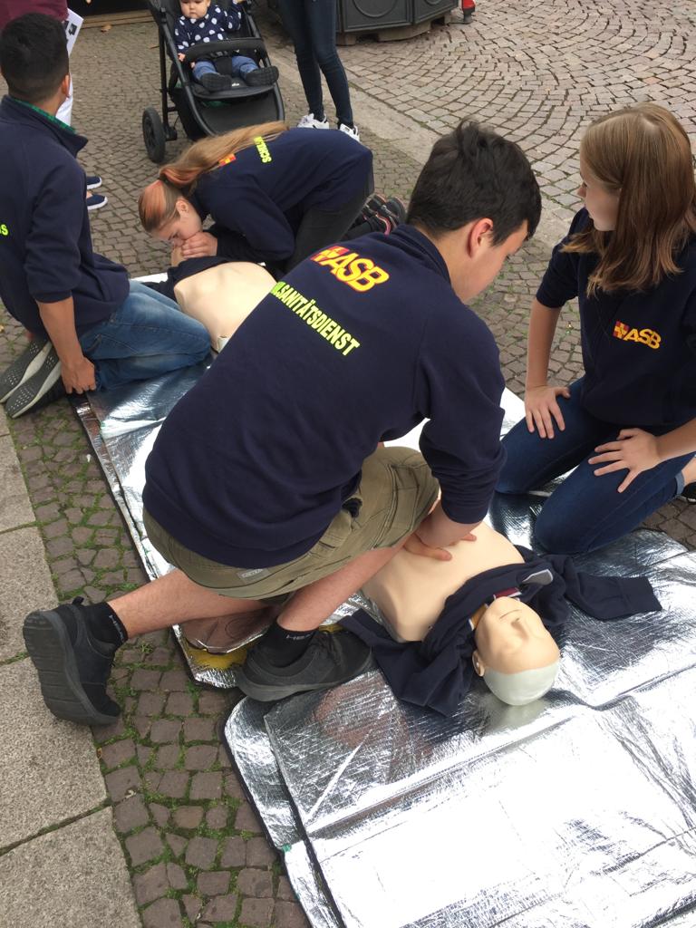 Schulsanitäter Sollingschule zeigen Herzdruckmassage in Uslar (3).JPG