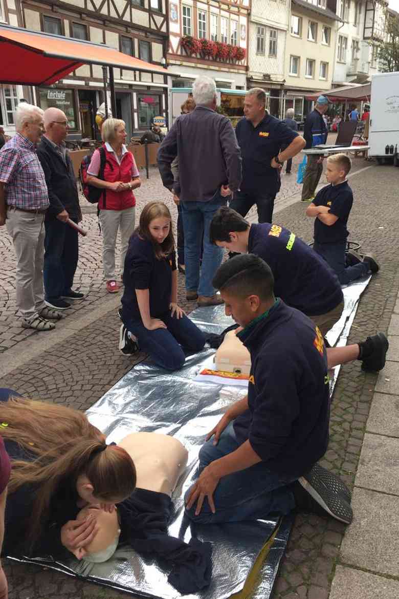 Schulsanitäter zeigen Wiederbelebung zum Mitmachen