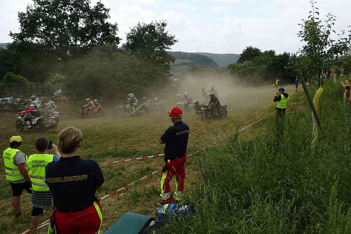 Heiss, staubig und laut: Absicherung beim Motocross in Geisleden