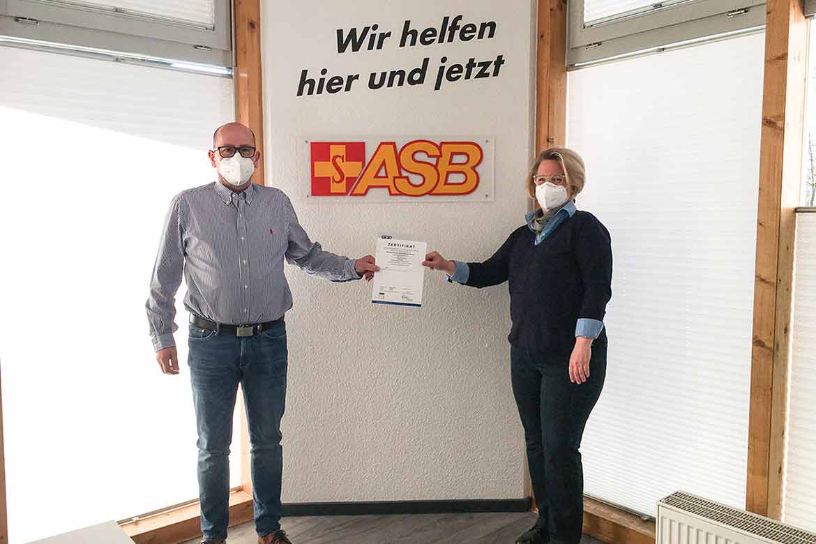 Wolfgang Klemme (fachlicher Leiter Hausnotruf) und Dagmar Schäfer (Beratung Hausnotruf) freuen sich über das Zertifikat zur Präqualifizierung des Hausnotrufsystems beim ASB-Kreisverband Northeim/Osterode.