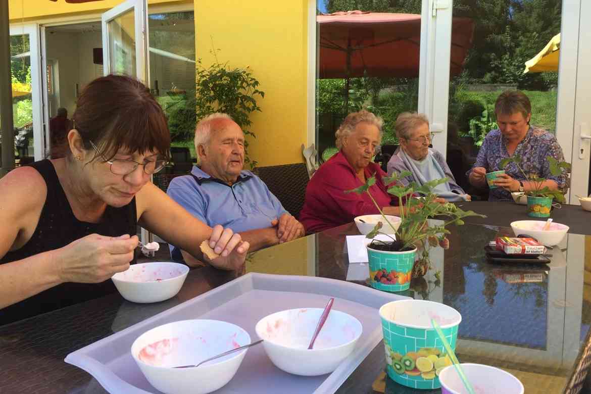 Eis- und Erdbeerzeit auch in den Tagespflegen