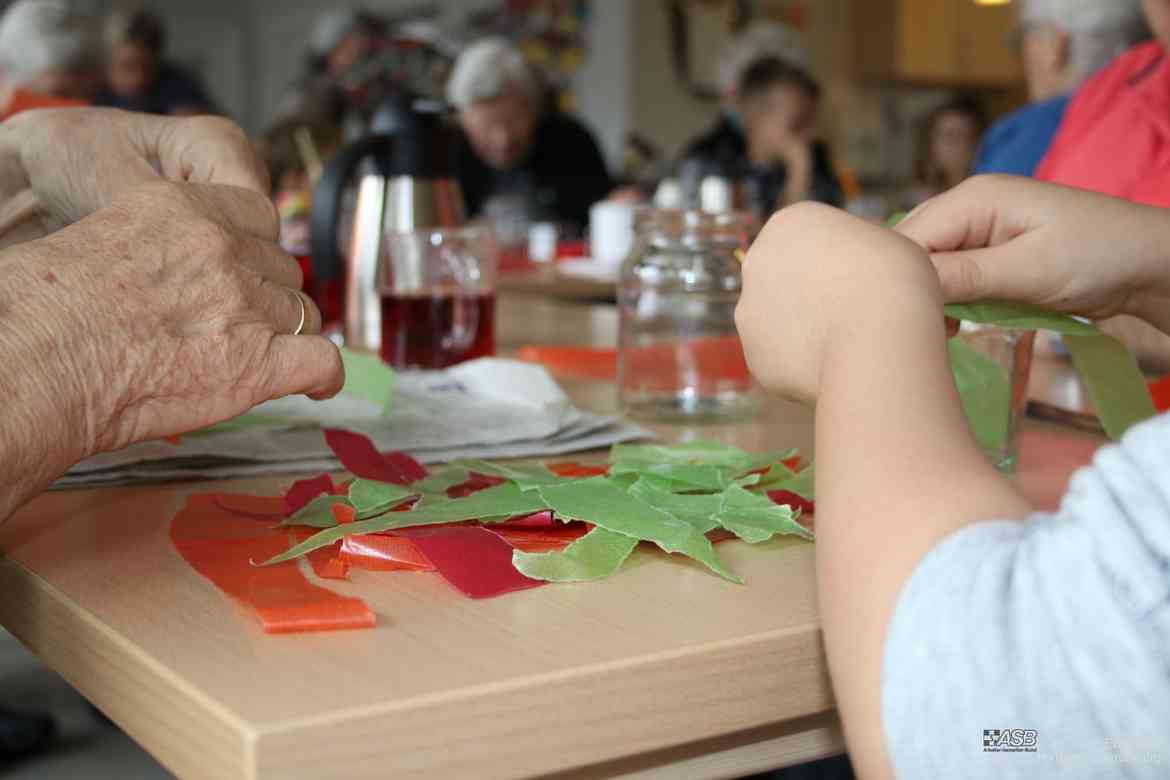 Intergenerative Pädagogik: Basteln für die dunkle Jahreszeit